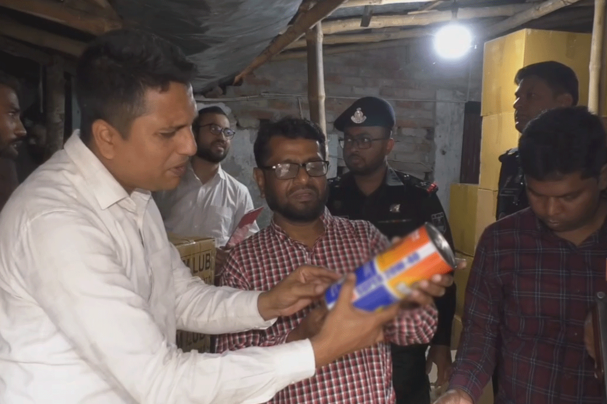 যশোরে ভেজাল মবিল তৈরির কারখানায় অভিযান, লাখ টাকা জরিমানা