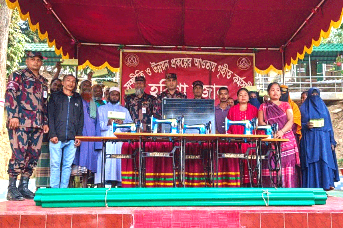 বরকলে টিন, সোলার প্যানেল ও সেলাই মেশিন বিতরণ করল বিজিবি