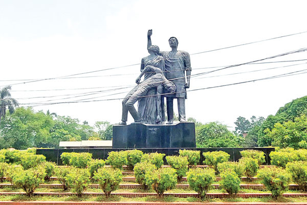 অমর একুশে ভাস্কর্যে জীবন্ত ইতিহাস