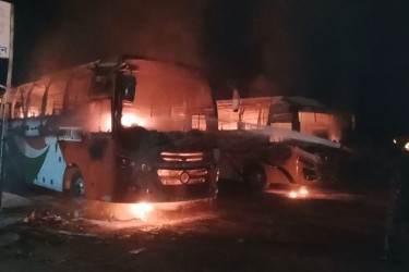 ঝিনাইদহ টার্মিনালে তিন বাসে আগুন