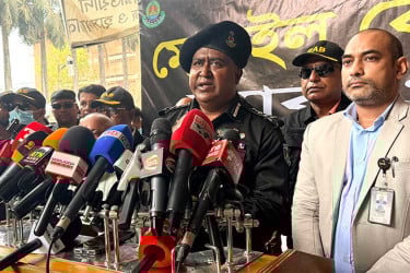 রাজধানীর সরকারি হাসপাতালে দালালবিরোধী অভিযান, আটক ২০