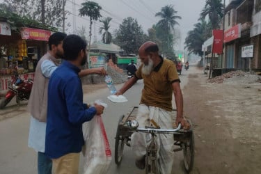 দেবীগঞ্জে বসুন্ধরা শুভসংঘের উদ্যোগে ইফতার বিতরণ