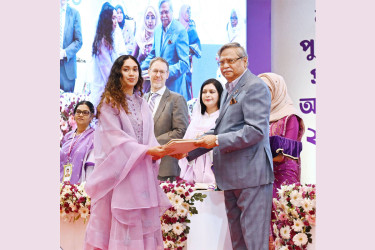 খালেদা জিয়ার হয়ে ‘অদম্য শ্রেষ্ঠ নারী’ পুরস্কার নিলেন জাইমা রহমান