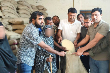 বগুড়ায় দেড় হাজার পরিবারের মাঝে ভিজিএফের চাল বিতরণ