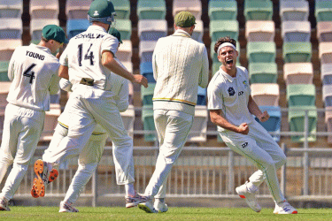 ৫ বলে ৫ উইকেট নিয়ে বিশ্বরেকর্ড ব্রেট র‌্যান্ডেলের