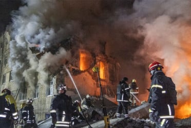 রাশিয়া ক্ষেপণাস্ত্র ও ড্রোন হামলা চালিয়েছে ইউক্রেনে, নিহত ১২