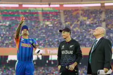 ফাইনালে ভারতকে ব্যাটিংয়ে পাঠালো নিউজিল্যান্ড