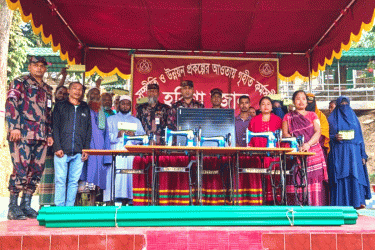 বরকলে টিন, সোলার প্যানেল ও সেলাই মেশিন বিতরণ করল বিজিবি