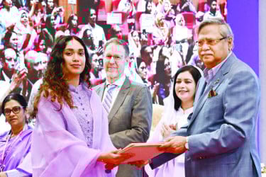 খালেদা জিয়ার পুরস্কার গ্রহণ করলেন জাইমা