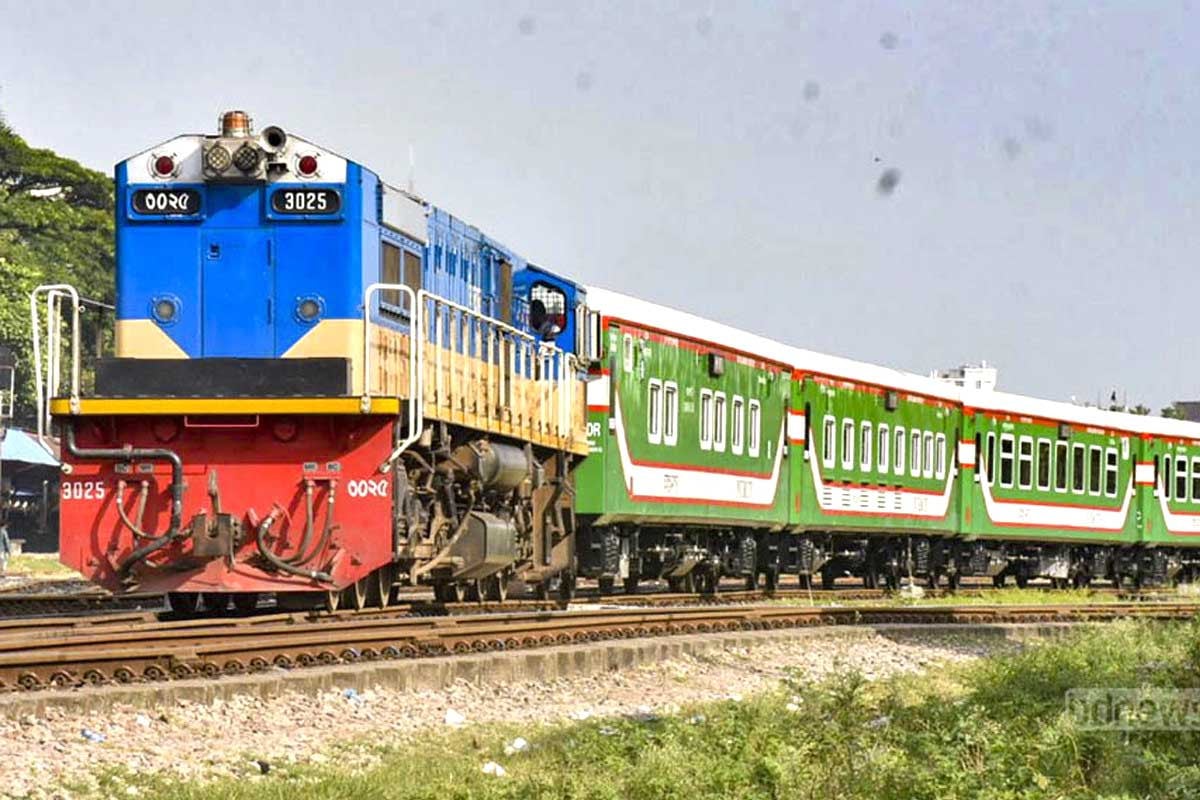 ঈদযাত্রায় ট্রেনের শেষ দিনের টিকিট বিক্রি হচ্ছে আজ