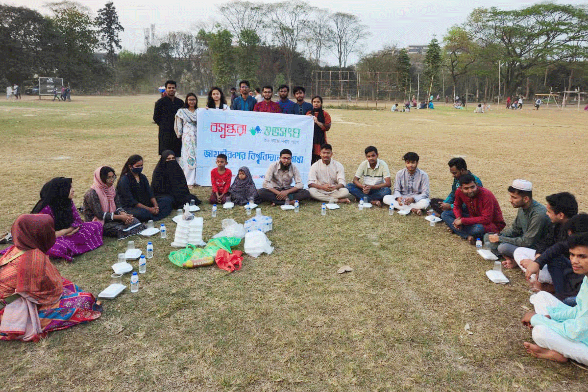 পথশিশুদের সঙ্গে বসুন্ধরা শুভসংঘ জাবি শাখার ইফতার