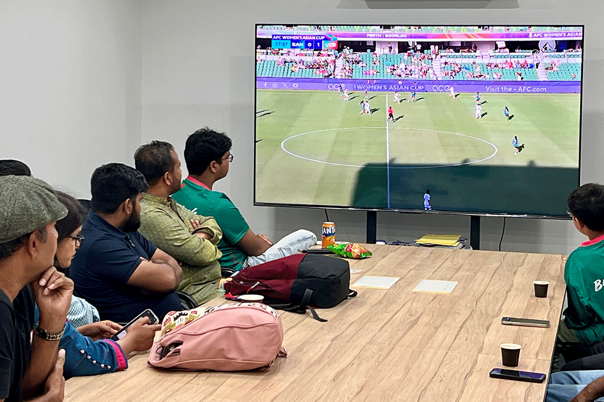 সিডনিতে প্রবাসীদের বড় পর্দায় বাংলাদেশ-উজবেকিস্তান ম্যাচ উপভোগ