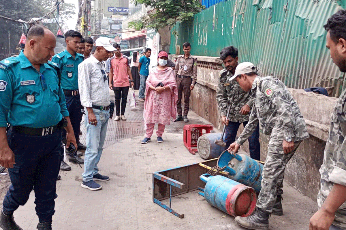 চট্টগ্রামে সড়ক-ফুটপাত থেকে ৪৫ দোকান উচ্ছেদ