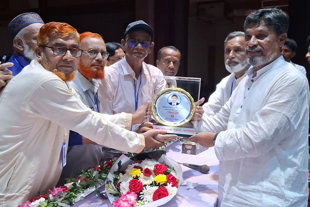 মাদারীপুরে নবনির্বাচিত এমপি জাহান্দার আলী মিয়াকে মুক্তিযোদ্ধাদের সংবর্ধনা