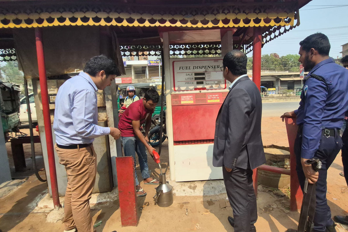 খাগড়াছড়িতে ফিলিং স্টেশন ও ফলের বাজারে জেলা প্রশাসনের অভিযান