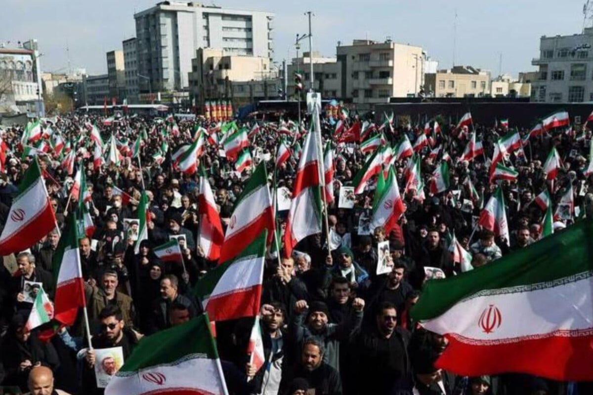 ইসরায়েল-আমেরিকার হামলার মধ্যেই তেহরানের রাস্তা জনসমুদ্র