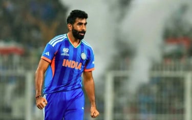 বিশ্বকাপের ফাইনাল মাতিয়ে বোলিংয়ের মুকুট বুমরাহর