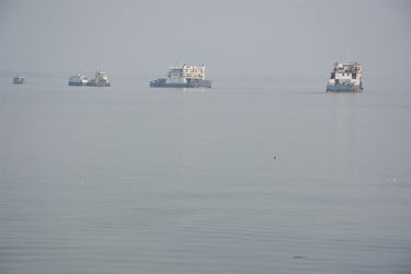 কুয়াশায় বন্ধ থাকার পর ফেরি চলাচল স্বাভাবিক