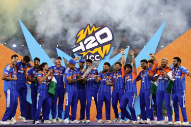 ‘মহল্লার ধনী ছেলের মতো ক্রিকেট খেলছে ভারত’