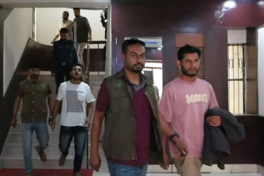 ঝিনাইদহে তেল পাম্প ভাঙচুর ও বাসে আগুন: ছাত্র আন্দোলনের ৭ নেতা গ্রেফতার