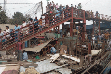 সিরাজগঞ্জে রেলওয়ের অভিযান, ৬০টি অবৈধ দোকান উচ্ছেদ