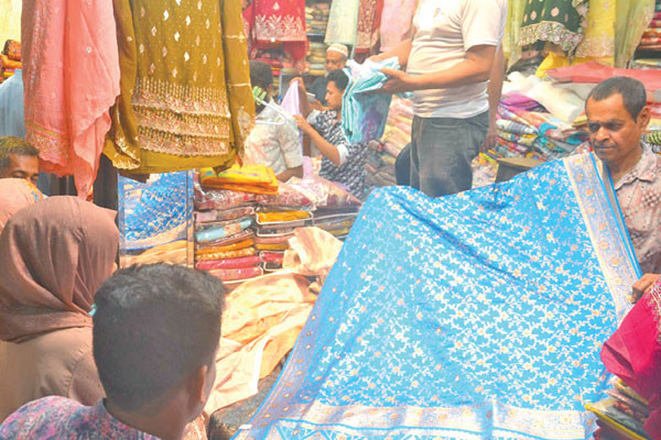 বগুড়ায় মন ছুঁয়ে যায় শাড়িতে মেতেছেন বধূরা