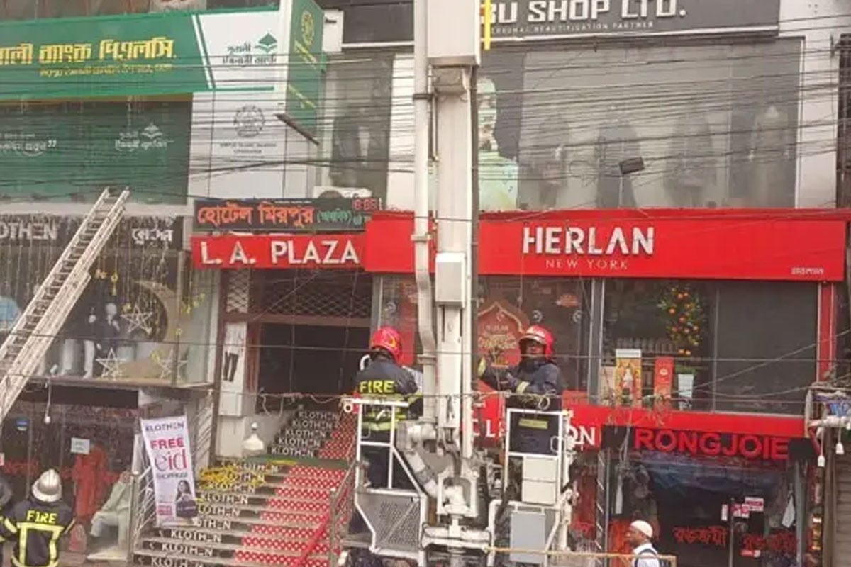 মিরপুরে বাণিজ্যিক ভবনে আগুন, চিকিৎসাধীন দু’জনের মৃত্যু