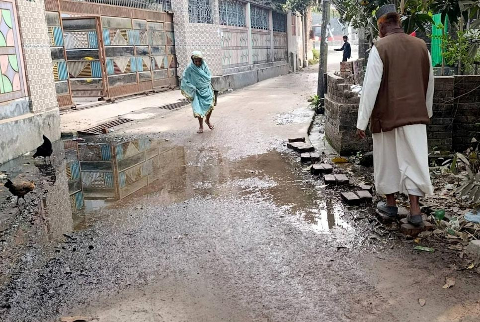 বগুড়ায় ড্রেনেজ ব্যবস্থা বন্ধ, নোংরা পানির স্রোত সড়কে