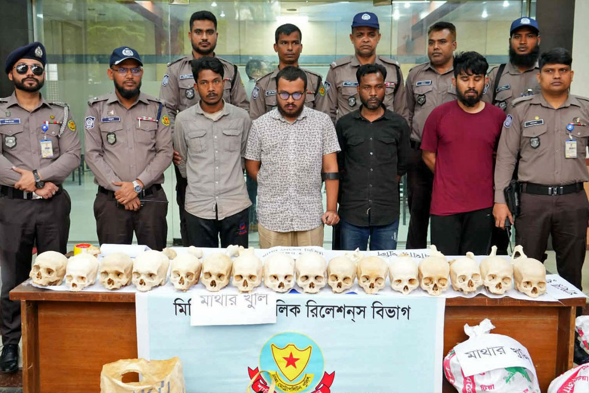 ঢাকায় ৪৭টি মাথার খুলি ও হাড়-কঙ্কালসহ গ্রেফতার ৪