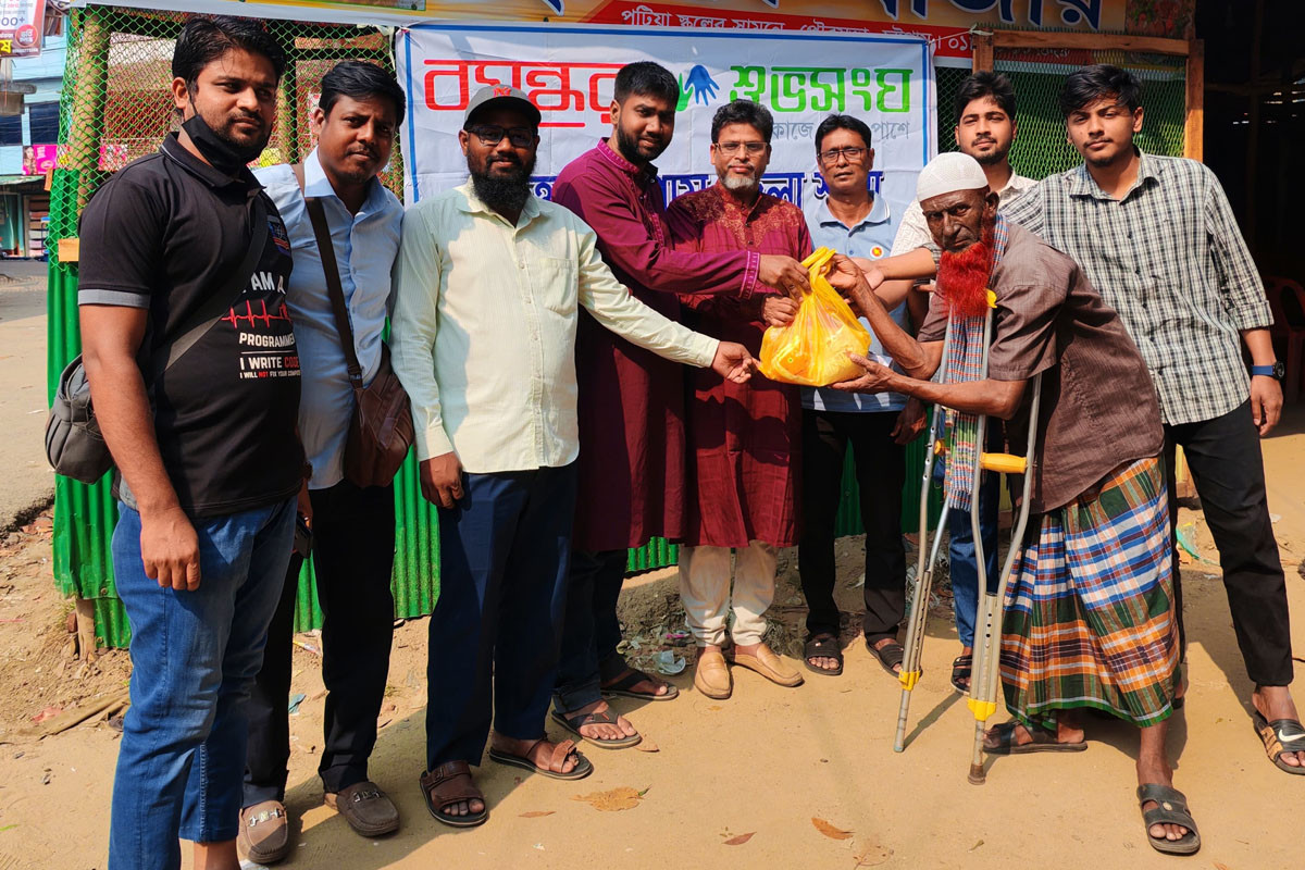 পটিয়ায় বসুন্ধরা শুভসংঘের উদ্যোগে অসহায়দের মাঝে ঈদ সামগ্রী বিতরণ