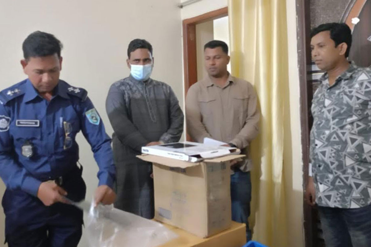 রৌমারীতে সরকারি ওষুধ ও সরঞ্জাম পাচারের অভিযোগে স্টোরকিপার আটক