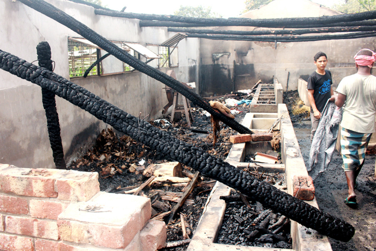 গোয়ালঘরে কয়েলের আগুন, পুড়ে মারা গেল ৪টি ছাগল