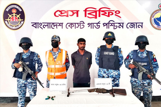 সুন্দরবন থেকে অস্ত্র-গুলিসহ ডাকাত আটক