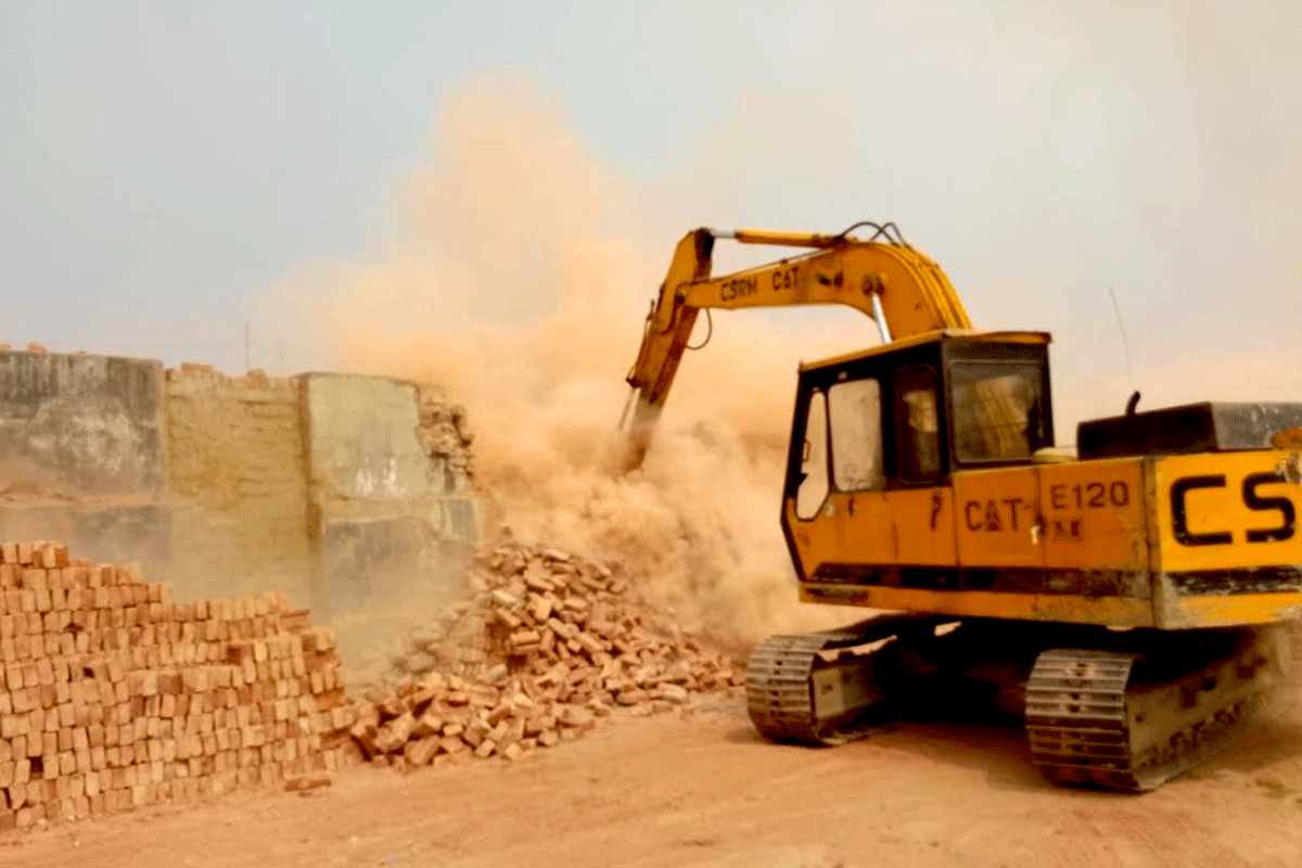 রায়গঞ্জে ছয় ইটভাটায় ১৯ লাখ টাকা জরিমানা, গুঁড়িয়ে দেওয়া হলো দুটি