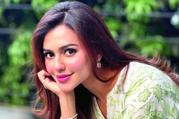 নুসরাত ফারিয়ার ঈদ সালামি