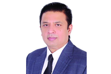 নীতি দুর্বলতায় চাপে অর্থনীতি