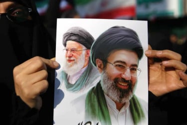 ইরানের নতুন সর্বোচ্চ নেতাকে নিয়ে পশ্চিমাদের যতো সংশয়