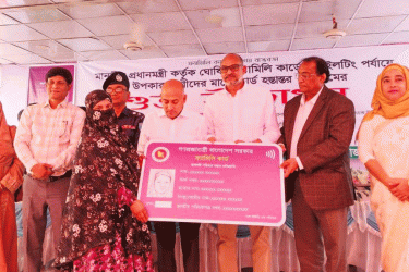 পাংশায় ফ্যামিলি কার্ড বিতরণ কার্যক্রমের উদ্বোধন