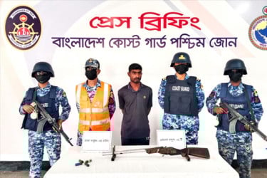 সুন্দরবন থেকে অস্ত্র-গুলিসহ ডাকাত আটক
