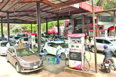 ২ লিটার জ্বালানি নিতে ৮ ঘণ্টা