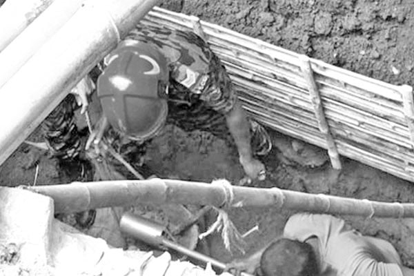 মাটিচাপায় ৩০ ফিট গভীরে শ্রমিক উদ্ধার করল ফায়ার সার্ভিস