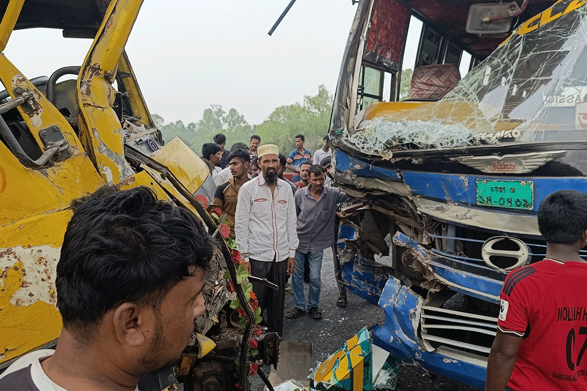 মানিকগঞ্জে বাস-কাভার্ডভ্যানের সংঘর্ষে আহত ৭