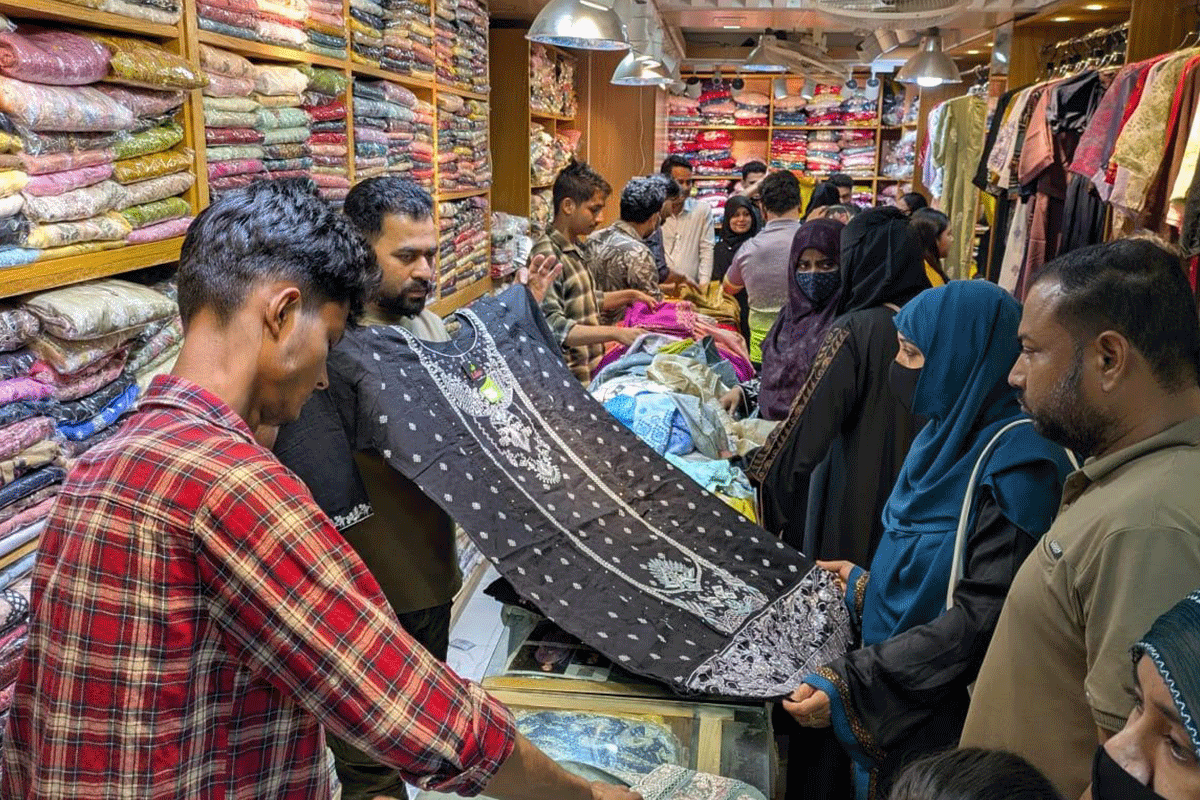 ঈদ উপলক্ষে ব্রাহ্মণবাড়িয়ায় বিপণি বিতানগুলো জমে উঠেছে