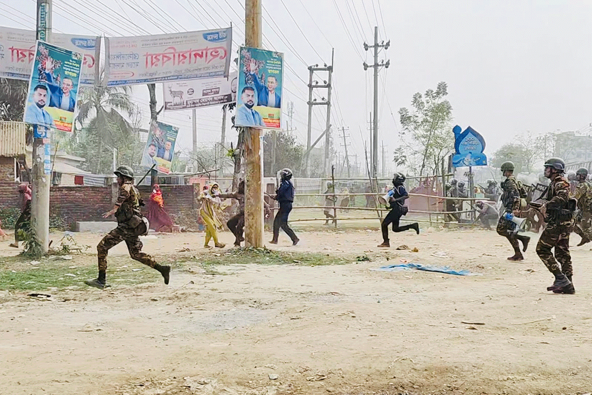 ময়মনসিংহে বকেয়া বেতন ও ঈদ বোনাসের দাবিতে শ্রমিকদের সড়ক অবরোধ