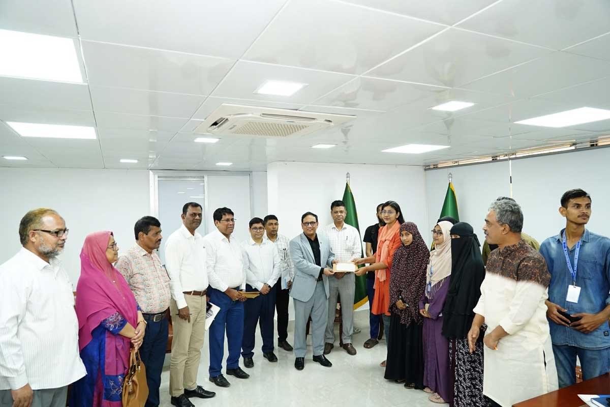 দরিদ্র ও মেধাবী শিক্ষার্থীদের শিক্ষাবৃত্তি দিল রাসিক