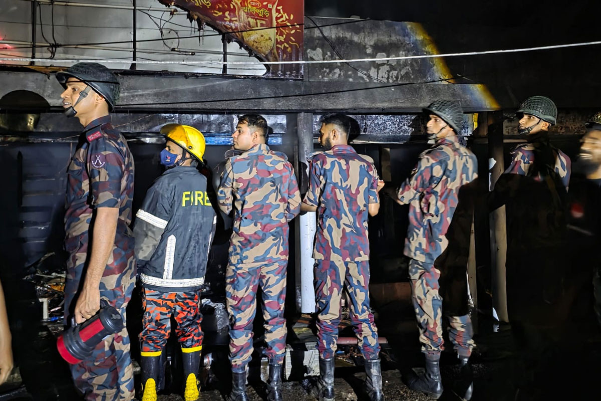 সিলেটে বিজিবি গেট সংলগ্ন বাজারে আগুন, পুড়ে গেছে ১০টি দোকান