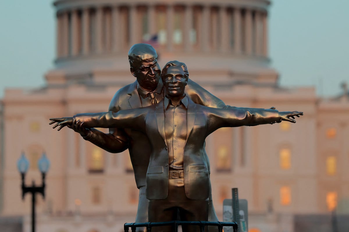 ট্রাম্প-এপস্টাইনের টাইটানিক পোজ, তোলপাড়