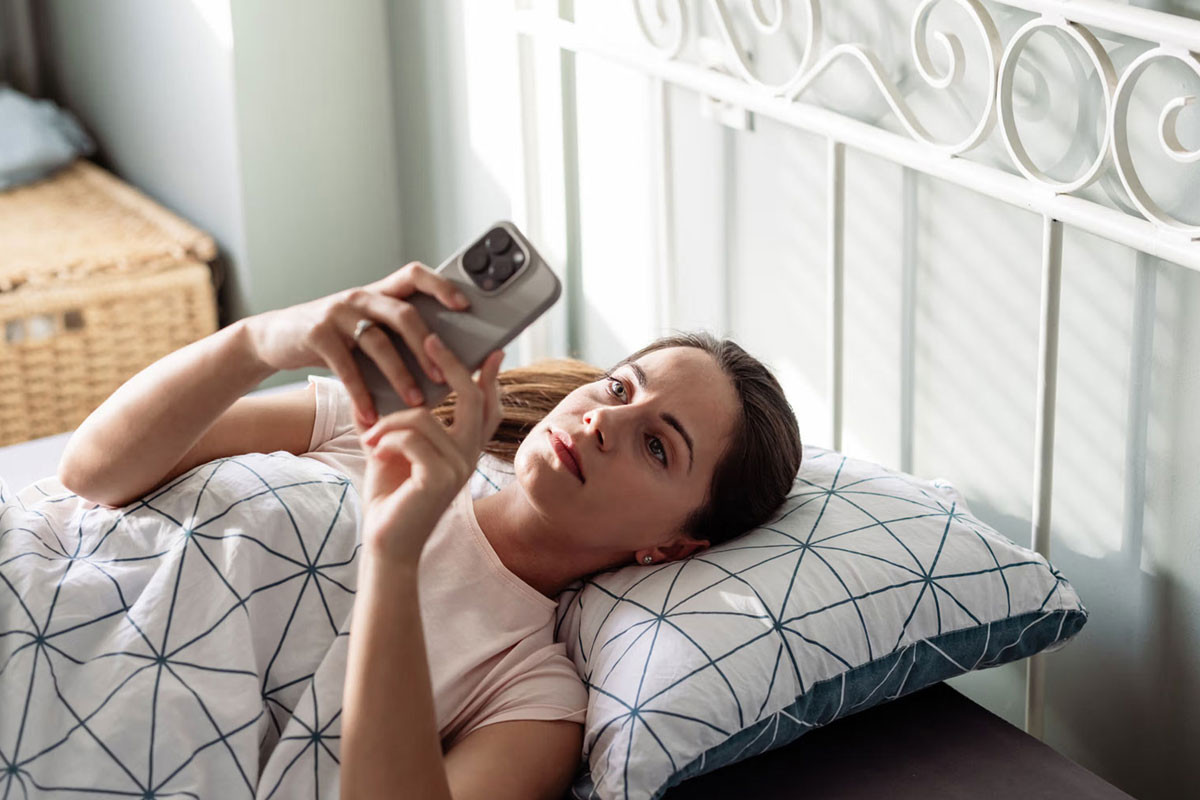 ঘুম থেকে উঠেই মোবাইল ঘাঁটেন? ডেকে আনছেন নিজের বিপদ