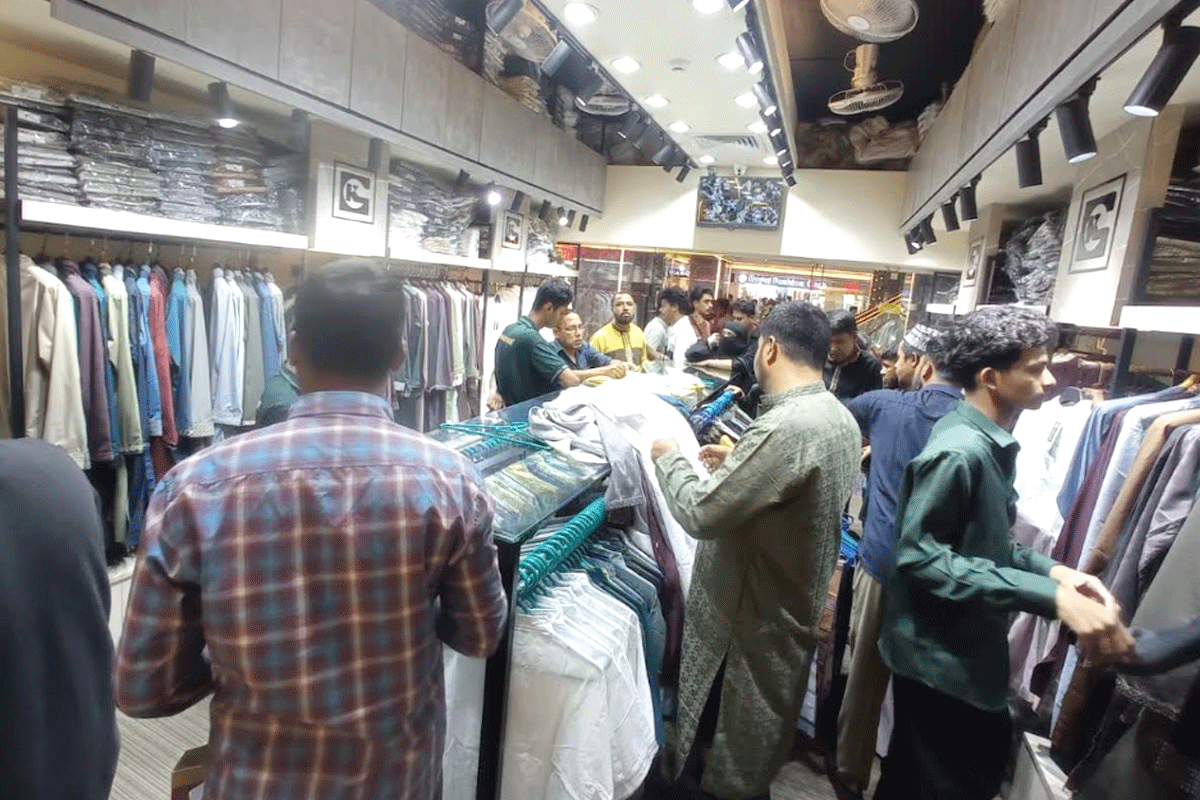 চট্টগ্রামে জমে উঠেছে ঈদের কেনাকাটা, আগ্রহ বেশি বিদেশি পোশাকে