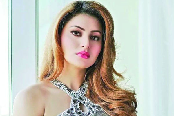 মুখ খুলে বিতর্কে উর্বশী